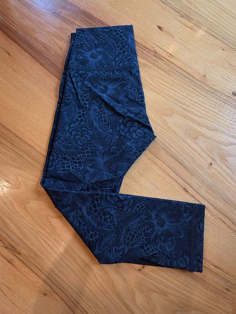 Lululemon Wunder Under Crop Size 6 Blue Black Floral Lace Leggings